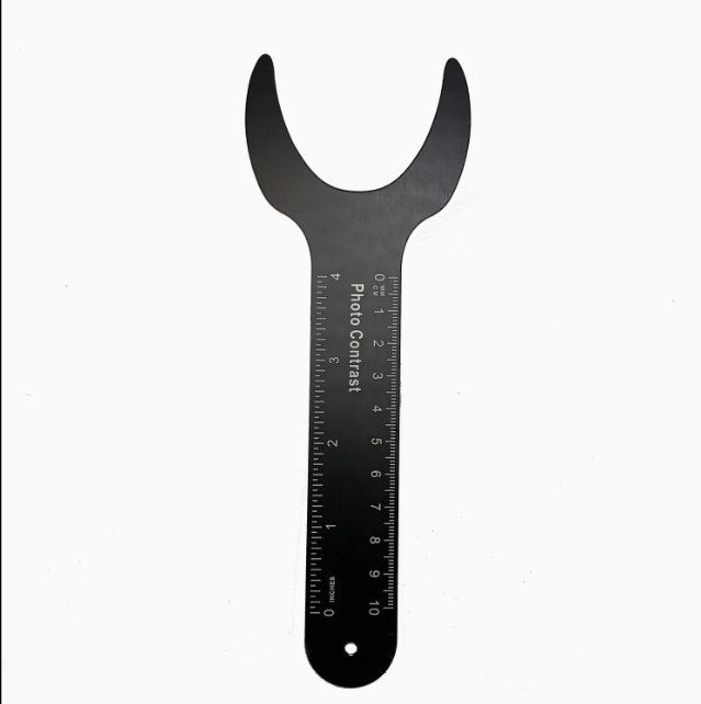 Dental intraoral photography contraster providing dark background isolation for clinical dental photography in types C-4A C-4B C-4C C-4D C-2A C-2B.